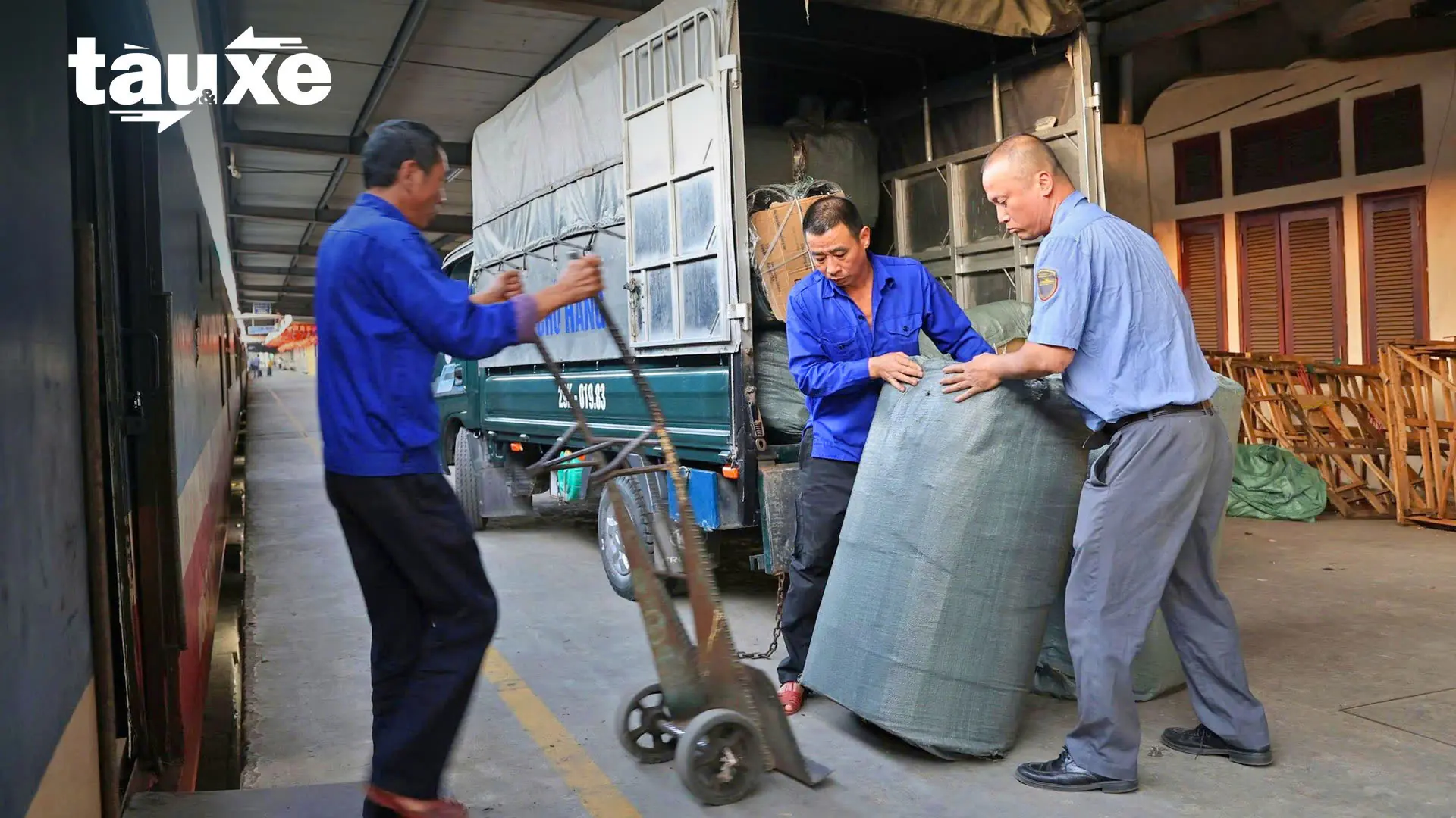 Đường sắt chở miễn phí hơn 15.000 kiện hàng đến vùng lũ | Bản tin Tàu và Xe | 25/11/2025